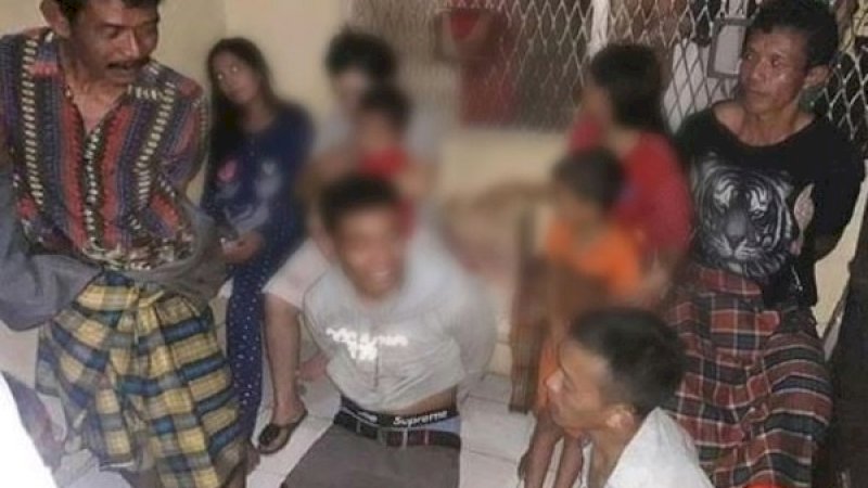 Salah satu foto tersebar diduga para terduga pelaku. Di sebuah ruangan, tampak tujuh orang dewasa. Tiga perempuan dan empat laki-laki. Di foto itu turut dua orang anak.  Foto: Istimewa. 