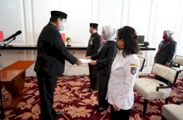 Sekprov Sulsel Kukuhkan Sukarniaty Kondolele sebagai Kepala Disdukcapil Sulsel