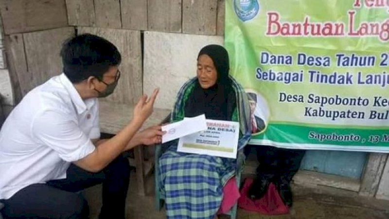 Wakil Bupati Bulukumba, Tomy Satria, bercengkerama dengan Nenek Haberang saat penyerangan bantuan langsung tunai (BLT) di Desa Sapobonto, Rabu (13/5/2020). 