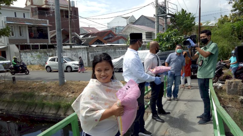 foto:Andi Amran Sulaman (ASS) gelar aksi bagi-bagi sembako di Kota Makassar, Kamis,(14/5)