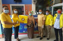 Golkar Makassar Serahkan APD di Puskesmas Kassi-Kassi dan Puskesmas Mangasa Makassar 