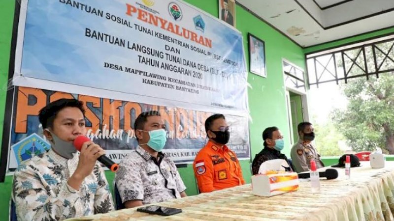 Bupati Bantaeng, Ilham Azikin kembali menyerahkan Bantuan Langsung Tunai Dana Desa (BLT-DD) tahun anggaran 2020. Kali ini disalurkan di Desa Mappilawing, Kecamatan Eremerasa, Kabupaten Bantaeng.&nbsp;