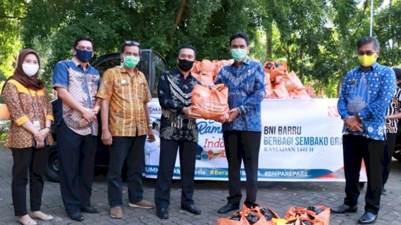 BNI menyerahkan paket sembako kepada Bupati Barru, Suardi Saleh.