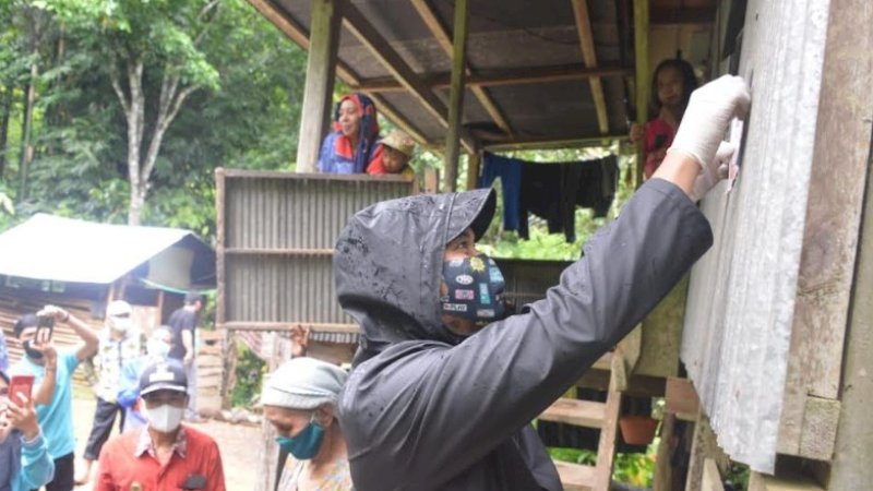 Bupati Sinjai, Andi Seto Asapa menyalurkan BLT di Desa Terasa, Sinjai Barat.