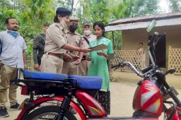 Tolak Bantuan Uang Tunai, Gadis Pedagang Sayur Keliling Ini Dapat Hadiah Sepeda Moped dari Polisi