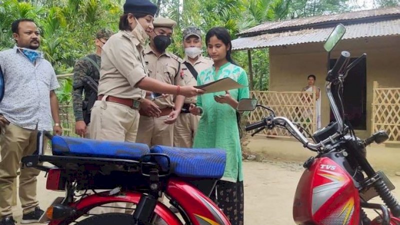 Janmoni Gogoi&nbsp;jadi buah bibir. Gadis 20 tahun itu terpaksa melanggar kuncian&nbsp;demi menghidupi keluarganya. Empati pun berdatangan terhadap gadis asal Assam, India itu.