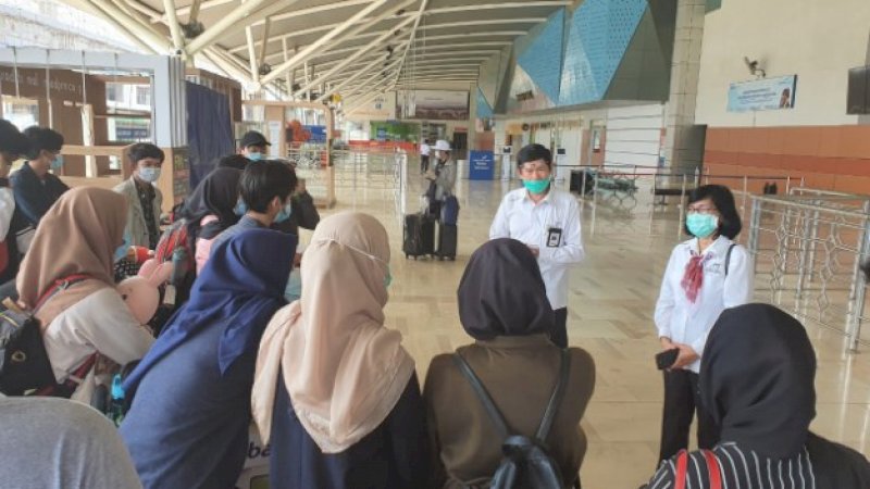 Dua puluh mahasiswa Politeknik Pariwisata (Poltekpar) tiba kembali di Makassar, Jumat (8/5/2020).