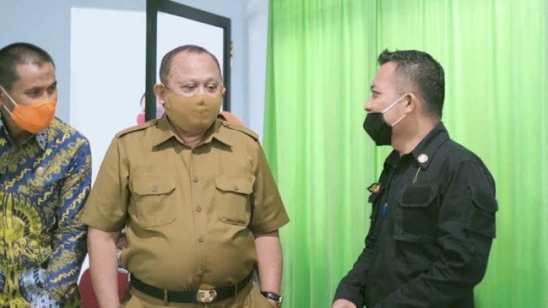 Kabag Humas Jeneponto, Mustaufiq Patta bersama Sekda Syafruddin Nurdin.