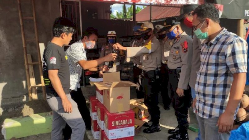 Polisi menyita puluhan botol minuman keras (miras) yang didapatkan dari seorang pedagang di Desa Lampoko, Kecamatan Balusu.