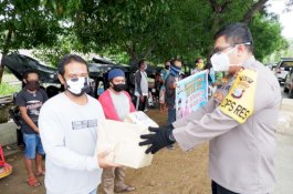 Kapolres Wajo Turun ke Jalan Bagi Sembako dan Masker kepada Tukang Bemor
