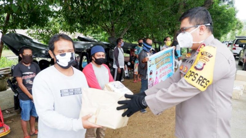 Kapolres Wajo, AKBP Dedy Dewantho turun langsung membagikan paket sembako dan masker kepada tukang bemor yang terdampak Covid-19.