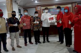 PDIP Sulsel Salurkan APD dan Minuman Sehat ke Posko Gugus Tugas Covid-19 Gowa