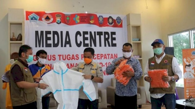 Komandan Kodim 1410/Bantaeng, Letkol Czi Tombohule Wulaa menyerahkan bantuan kepada Pemkab Bantaeng.
