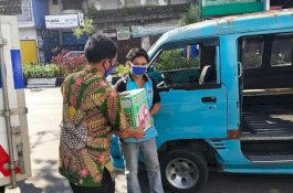 Direktorat Lalu Lintas Polda Sulsel Bagi Sembako kepada Sopir Angkot dan Daeng Becak