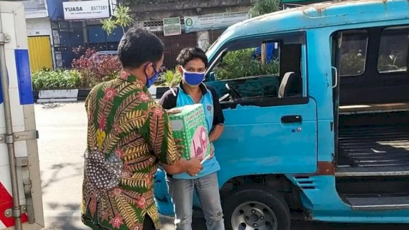 Direktorat Lalu Lintas (Ditlantas) membagikan sembako kepada sopir angkot, Jumat (15/5/2020). 
