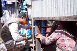Lewati Jembatan Bambu dan Lorong Sempit, Wagub Sulsel Cek Kondisi Warga Terdampak Covid-19