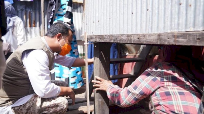 Wagub Sulsel, Andi Sudirman Sulaiman mengunjungi kampung nelayan di Kelurahan Cambayya, Kecamatan Ujung Tanah, Kota Makassar, Jumat (15/5/2020).