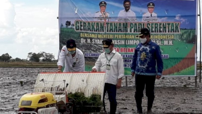 Mentan SYL juga melaksanakan tanam padi serentak di Blok A Desa Belanti Siam, Kecamatan Pandih Batu, Kabupaten Pulang Pisau, Kalimantan Tengah.