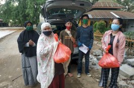 Alumni Teknik Sipil UNM Generasi 2000-an Berbagi Sembako ke Pemulung