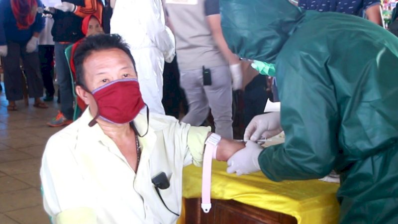 Tim Gugus Tugas Percepatan Penanganan Covid-19 Kota Parepare melakukan rapid test para pedagang di dua pasar, yaitu Pasar Sumpang dan Labukkang.