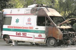 3 Jam Duduk Menunggu Ambulans yang Tak Kunjung Datang, Pria Ini Terkulai di Kursi Plastik