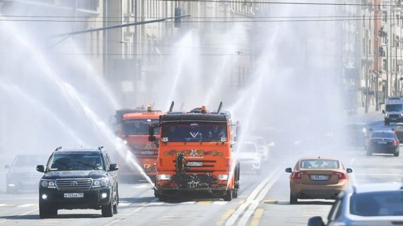 Penyemprotan disinfektan di jalan-jalan Kota Moscow, Rusia.