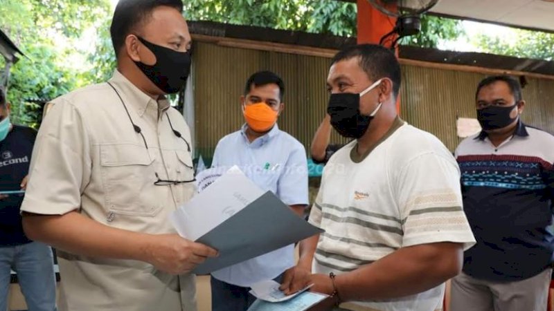 Bupati Bantaeng, H Ilham Azikin kembali menyerahkan Bantuan Langsung Tunai Dana Desa (BLT-DD) tahun anggaran 2020 secara simbolis.