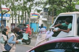 Sisihkan Gaji, SDM-PKH Jeneponto Berbagi Takjil di Jalanan
