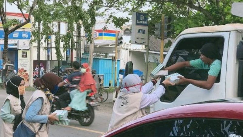 SDM PKH Jeneponto berbagi takjil kepada pengguna lalu lintas.
