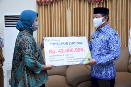 Wabup Gowa Serahkan Santunan Kematian Kepada Ahli Waris Kader PPKBD