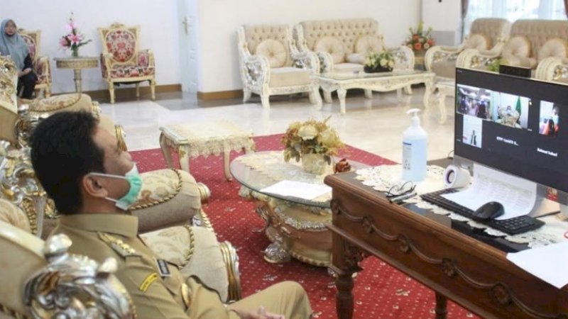 Bupati Barru, Suardi Saleh menyempatkan waktunya untuk menyapa dan menyemangati warga Barru yang positif Covid-19.