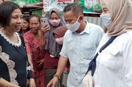 Kunjungi Pedagang Jalangkote Korban Perundungan, Anggota DPRD Sulsel Ini Bawa Bingkisan Lebaran