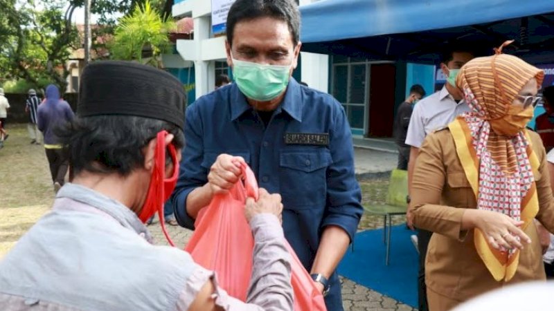 Bupati Barru, Suardi Saleh menyalurkan bantuan kepada warga kurang mampu.