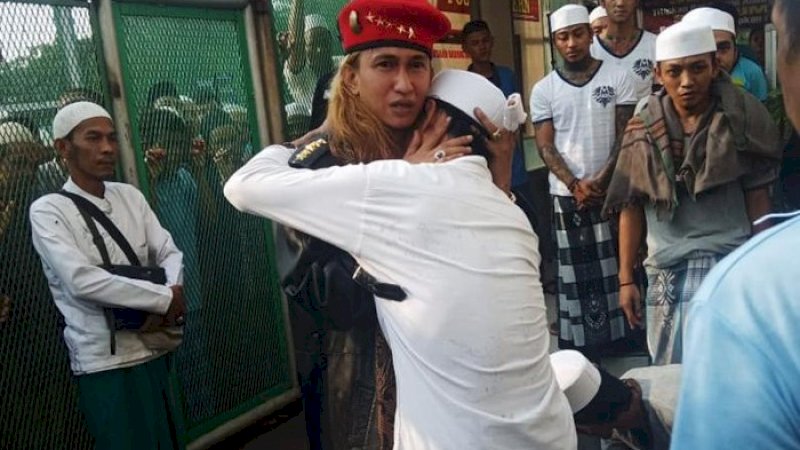 Habib Bahar bin Smith disambut simpatisannya.