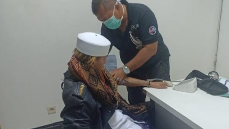 Habib Bahar bin Smith diperiksa saat baru tiba di Lapas Gunung Sindur.