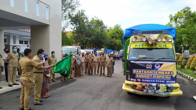 Bupati Barru Lepas Bantuan Sembako dari Hasnah Syam untuk Honorer dan Tenaga Kontrak