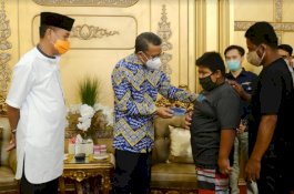 Bocah Penjual Jalangkote Pangkep Dapat Hadiah Motor Listrik dan Beasiswa dari Gubernur Sulsel