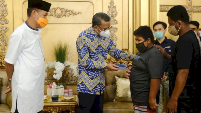 Gubernur Sulsel, Nurdin Abdullah menyerahkan beasiswa kepada RZ, bocah korban perundungan asal Pangkep.