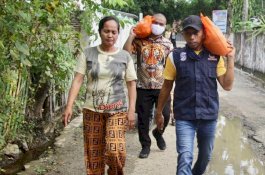 Sisir Kecamatan Duapitue Sidrap, Syaharuddin Alrif Bagi-bagi Sembako