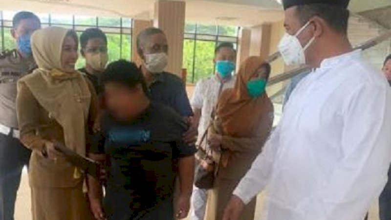 Mengenakan kemeja putih dan peci hitam, Amran Sulaiman menyambut AZ di AAS Building, Jalan Urip Sumoharjo, Kota Makassar, Selasa (19/5/2020).