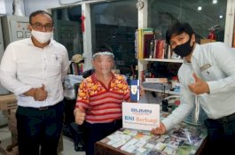 BNI Wilayah Makassar Bagi-Bagi Bantuan Face Shield untuk Kasir