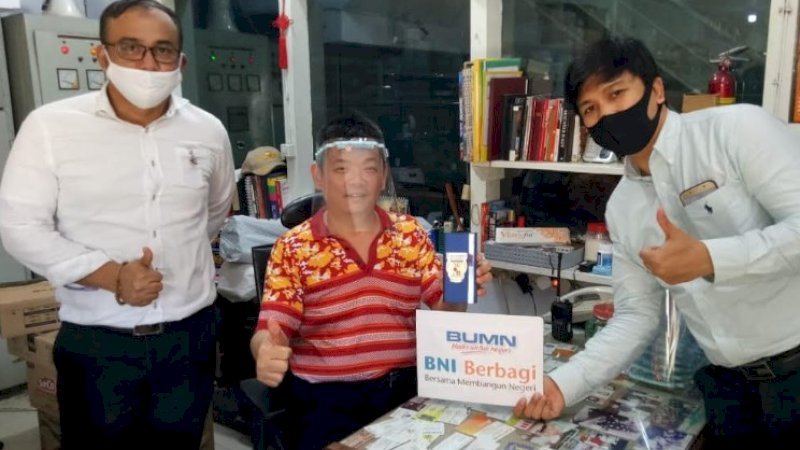BNI Makassar memberi bantuan berupa face shield kepada kasir salah satu toko di Makassar.