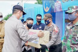 Pantau Kesiapan Personel di Pos Pam Ops Ketupat Covid-19 di Wajo, Kapolda Sulsel Bagi-Bagi Bingkisan