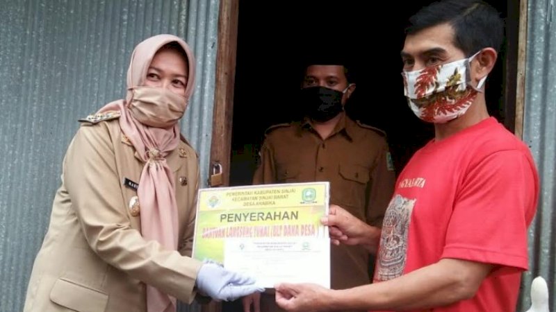 Wakil Bupati Sinjai Hj Andi Kartini Ottong menyalurkan Bantuan Langsung Tunai Dana Desa (BLT DD) tahap pertama.&nbsp;
