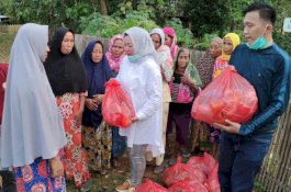 Peduli Warga Terdampak Covid-19, Istri Bupati Pangkep Bawa Bantuan ke Kampung Terpencil