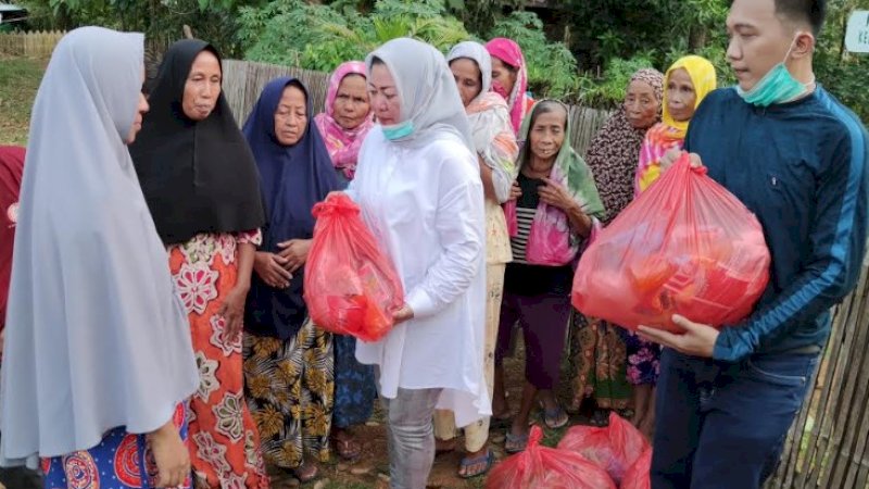 Ketua Tim Penggerak PKK Kabupaten Pangkep, Rismayani Syamsuddin mengunjungi warga terpencil di Kampung Bakka, Kelurahan Bontoa, Kecamatan Minasatene, Pangkep, Selasa (19/2/2020).
