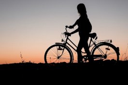 Tak Mampu Bayar Truk, Gadis 15 Tahun Ini Bonceng Ayah dengan Sepeda Tempuh 1.200 Kilometer 