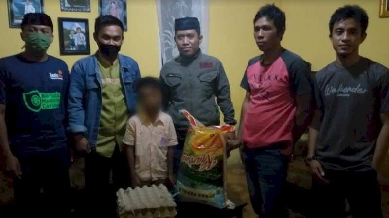 Malam-Malam, Bocah Penjual Tude di Bantaeng Dapat Kiriman Bahan Pokok dari Wagub Sulsel