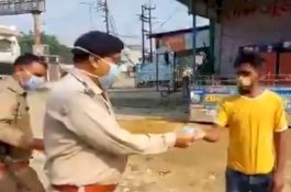 Tak Mampu Beli Masker, Pria Ini Tempelkan Uang Rp2 Ribu di Depan Polisi