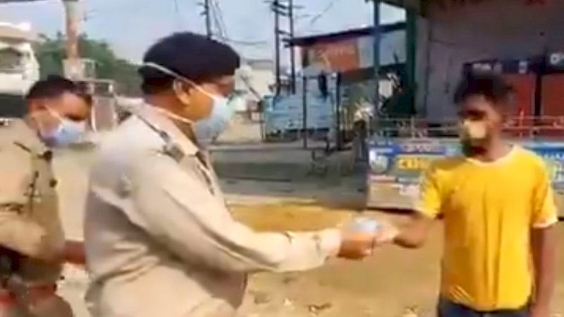 Tak Mampu Beli Masker, Pria Ini Tempelkan Uang Rp2 Ribu di Depan Polisi
